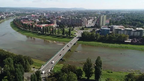 Aerial Motion Timelapse (Time-Lapse) of Bridge and Transport ower the River 스톡 동영상 82966012
