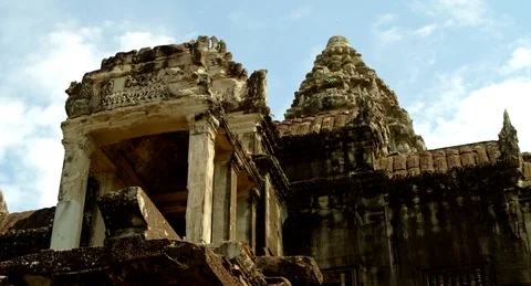 Aerial move through Angkor Wat courtyard to Close Up of Tower Video stock 125094017