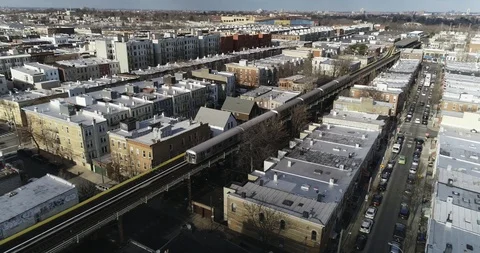 Aerial of MTA Subway Passing Through a Residential Area in Queens, New York Stockbeeldmateriaal 88309904