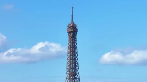Aerial narrow circular view of the elevators of the touristic eiffel tower o Video stock 252097008