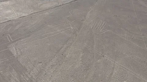 AERIAL of the Nasca lines (Lizard) in the desert of Peru Stockbeeldmateriaal 325348804