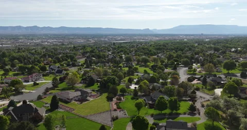 Aerial of neighborhoods in Grand Junction in spring time with Book Cliffs view Stockbeeldmateriaal 334621553