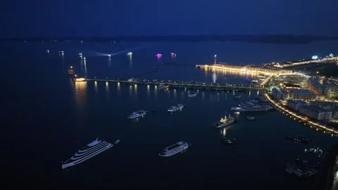 Aerial night view of Ha Long Bay waterfront and illuminated harbor in Quang Ninh Vidéo 342689152