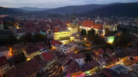 Aerial night view of the illuminated Clock Tower and Citadel in Sighisoara Vídeos de archivo 333638099