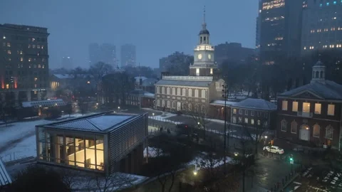 Aerial night view of Independence Hall with illuminated skyline of Vídeo Stock 327885445