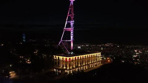 Aerial night view of Mtatsminda Park restaurant and funicular station in Tbilisi Vídeo Stock 334931370