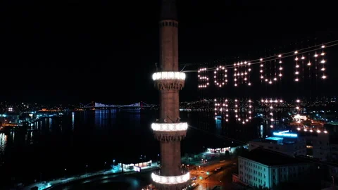 Aerial night view of New Mosque. There says " be responsible, be happy" Vídeo Stock 136777578