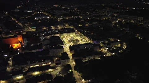 Aerial Night View of Town Square and Illuminated Landmark – 4K ProRes Vídeo Stock 337510422