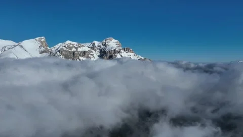 Aerial, Obiou with cloud, Dévoluy Massif, Alps, France. Vídeos de archivo 334381652