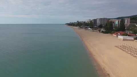 Aerial Ocean Beach View Featuring Turquoise Water And Soft Sandy Coastline 스톡 동영상 334919068