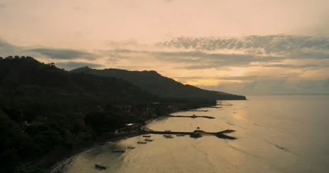 Aerial Ocean Waves Rolling Toward Tropical Beach at Golden Sunset 스톡 동영상 331188488