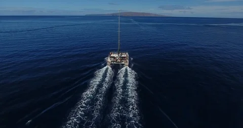 Aerial Orbit Around Back of Catamaran Boat in Hawaii Stockbeeldmateriaal 89036007