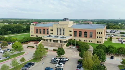 Aerial Orbit Around Collin County Courthouse in McKinney Texas Vidéo 342537381