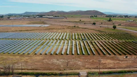 Aerial Orbit Around Sun-Tracking Solar Farm in Klamath Basin, Klamath Falls 스톡 동영상 347987355