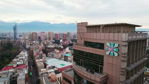 Aerial orbit of a clock at the top of the Commerce Building in downtown Vidéo 251916109