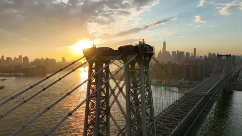 Aerial orbit completes around Williamsburg Bridge tower at sunset Vídeo Stock 344592172