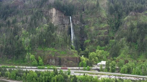 Aerial orbit of the iconic Multnomah Falls outside of Portland Oregon in summer. Stock-Footage 158029832