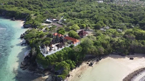 Aerial orbit left from temple to beach at Geger Beach Vídeo Stock 329077440