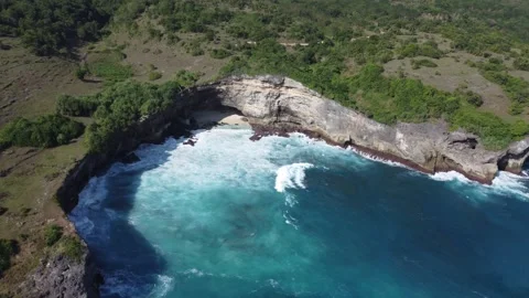 Aerial orbit over hidden beach cliffs 스톡 동영상 329384535