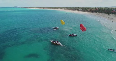Aerial orbit of parasailing over ocean of ​​Punta Cana, Dominican Republic. Stockbeeldmateriaal 131066596