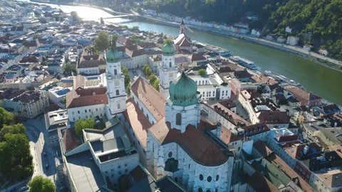 Aerial orbit of St. Stephen's Cathedral in Passau at sunset Vidéo 339275599