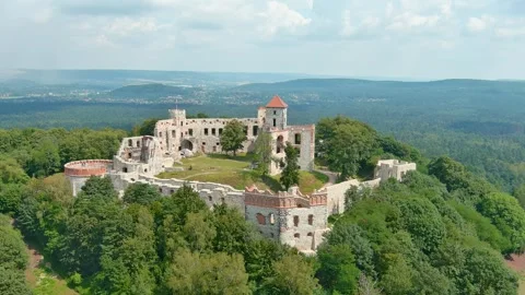 Aerial orbit view of huge ruins of Tenczyn Castle in Rudno, Polish Jura, Poland Vídeo Stock 249573272