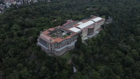 Aerial orbital view over Chapultepec Castle Vidéo 164670362