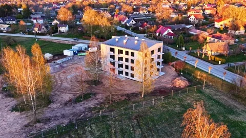Aerial orbiting shot of a building under construction in a suburban neighborhood Vídeo Stock 336697048
