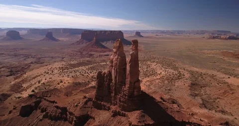 Aerial orbiting stone pillars in Monument Valley Video stock 100340955
