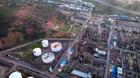 Aerial orbiting view at the refinery and oil storage tanks, Industrial Vídeos de archivo 204722585