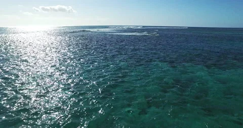 Aerial over a reef break Video stock 138473711