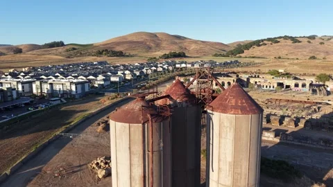 Aerial Over Rusted Grain Silos and Ruins at Dusk, American Canyon California, 4K Vídeo Stock 337806083