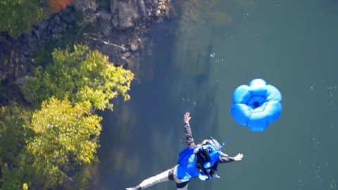 Aerial Overhead, Man Base Jumping and Pulling Parachute, Slow Motion Vídeos de archivo 127469148
