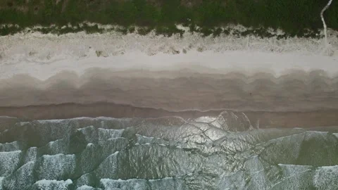 Aerial Overhead View of Ocean Waves Crash on Pristine Sandy Beach Stockbeeldmateriaal 336452601