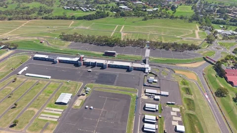 Aerial overview of Mount Panorama pit complex and racing circuit in Bathurs.. 스톡 동영상 334926381