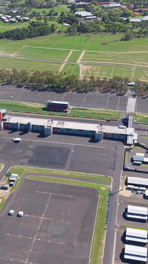 Aerial overview of Mount Panorama pit complex and racing circuit in Bathurs.. 스톡 동영상 335000546