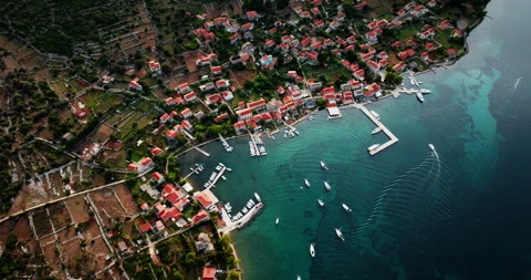Aerial overview pullback of piers and vineyard of Ilovik island Croatia Vídeo Stock 252279450