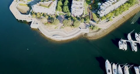 Aerial pan up and pull back of Vancouver Downtown at Yaletown side Vídeo Stock 93426532