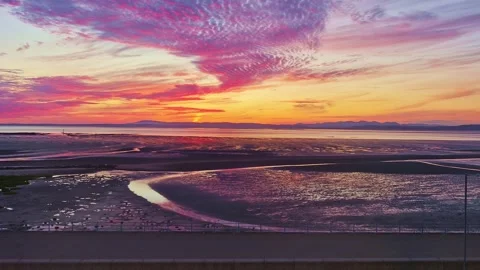 Aerial pan down view of Moracombe Bay beach during sunset. Vídeo Stock 315080462