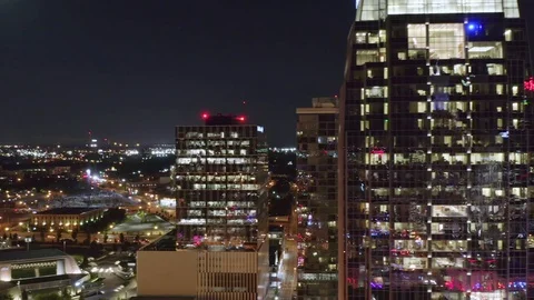 Aerial Pan from Left to Right of Close Buildings in Downtown Nashville Tennes Vídeo Stock 109032272