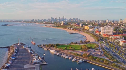 Aerial Pan of Melbourne CBD Skyline from Point Ormond Lookout at Sunset 스톡 동영상 321783210