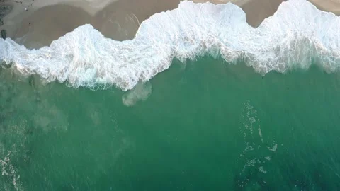 Aerial Pan Out  looking down on sandy beach thousand steps laguna beach cali 動画素材 150938544