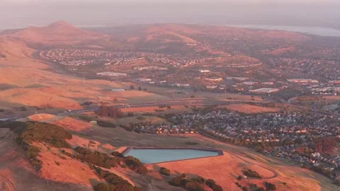 Aerial Pan Over Sunset Hillside Vista, American Canyon, 4K Vidéo 338425613