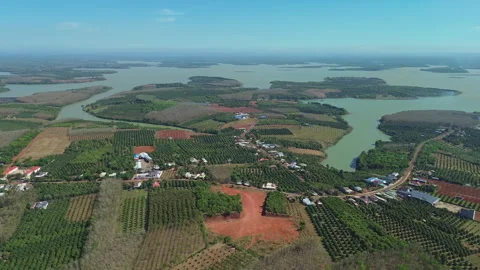 Aerial Pan of Patchwork Farmland at Thac Mo Reservoir, Southern Vietnam Vidéo 330466078