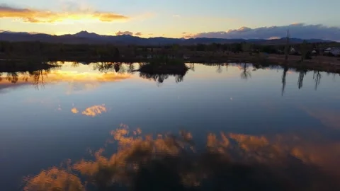 Aerial Pan Up Sunset Cloud Reflection Colorado Pond Rocky Mountain Peaks Dusk Stockbeeldmateriaal 332808908