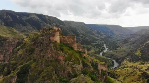 Aerial panning view dramatic landscape with historical Tmogvi fortress ruins  Vídeo Stock 201527500