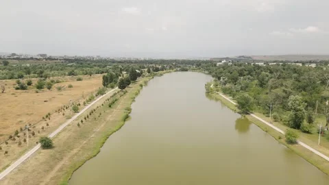 Aerial panning view of Rustavi Central Park featuring a calm lake surrounde.. Vídeos de archivo 312453131