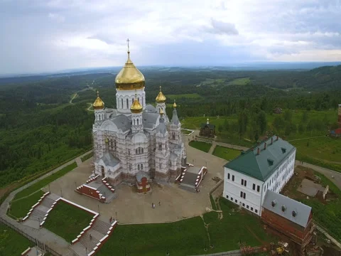 Aerial panorama of  big white monastery with golden dome Vidéo 80282220