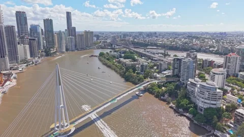 Aerial Panorama of Kangaroo Point Bridge, Brisbane CBD and Story Bridge ove.. Stock-Footage 338335587