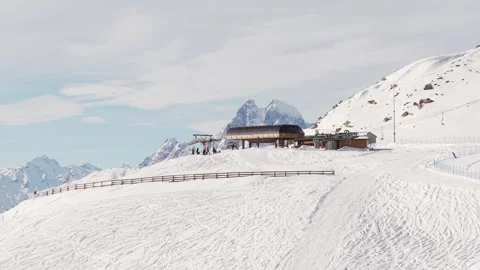 Aerial panoramic cinematic view crowded Tetnuldi upper lift station with sk.. Vídeos de archivo 329695153